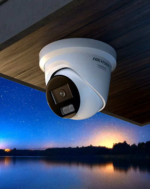 Koepelcamera onder een overkapping, met avondlucht en water op de achtergrond