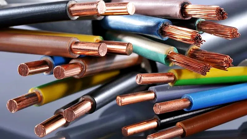 Doorsnede van installatiedraad in verschillende kleuren met zichtbare koperkern