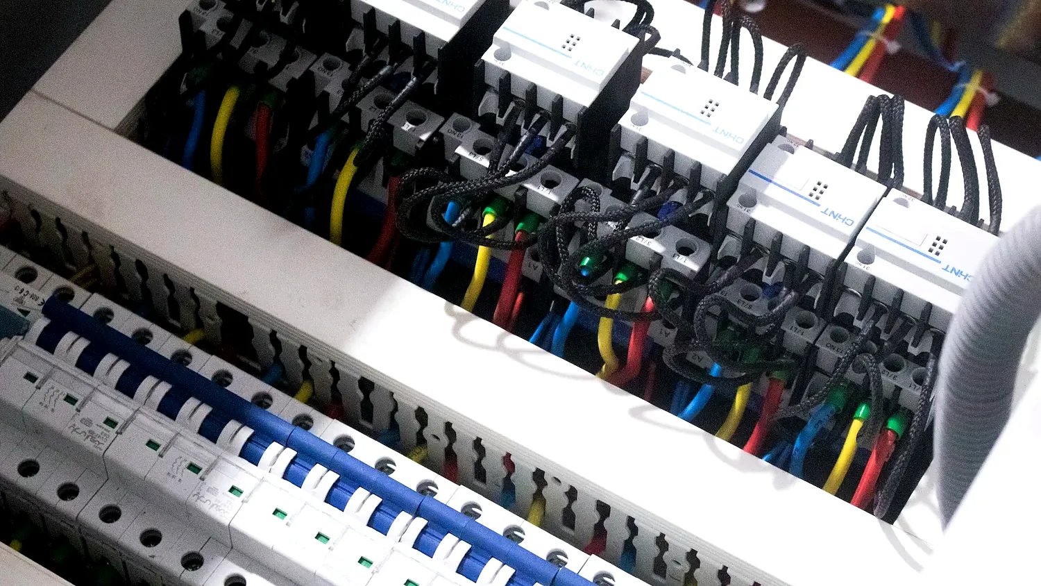 Verdeelinrichting met rijen automaten, aansluitklemmen en gekleurde bedrading