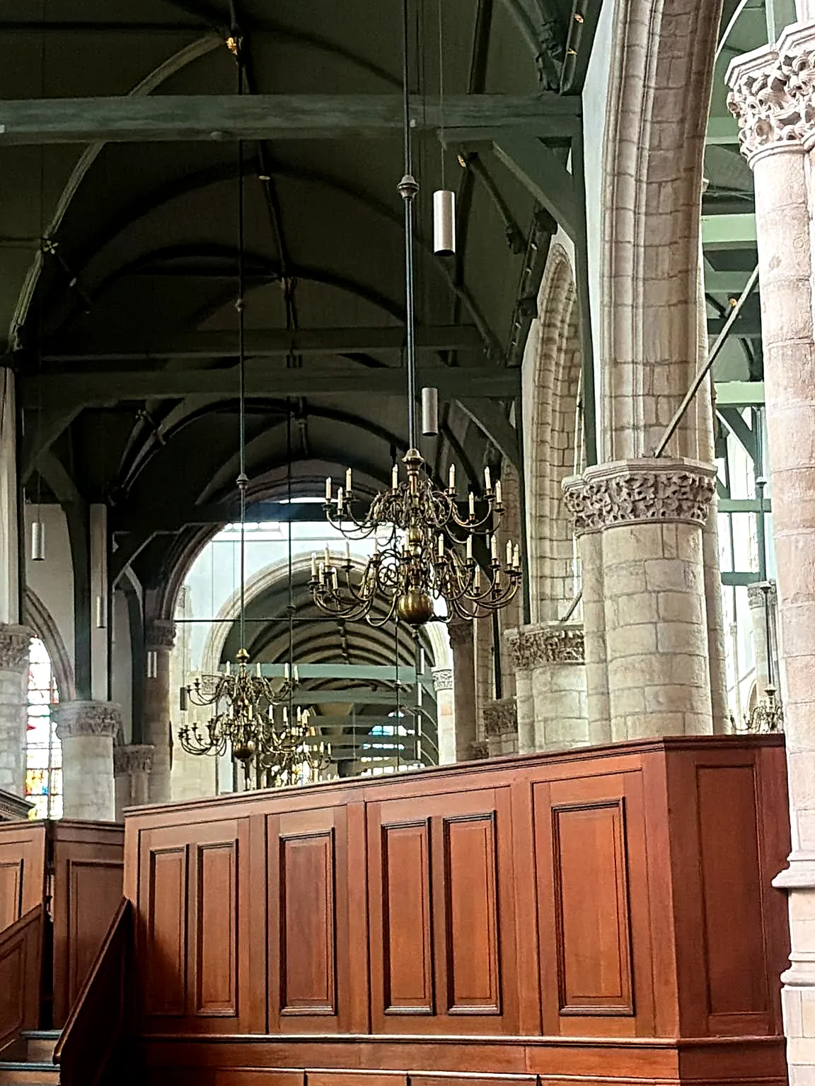Kroonluchters en pendelarmaturen in de zijbeuk van de Sint-Janskerk
